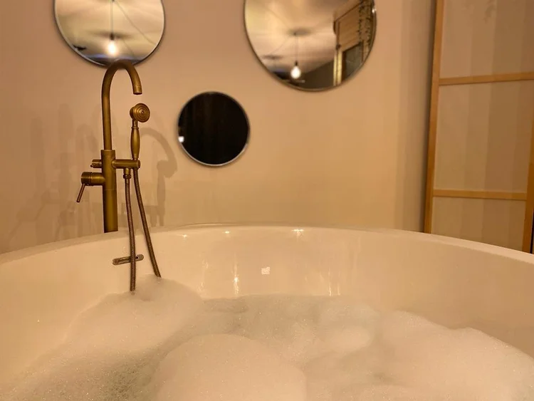 Baignoire ronde remplie de mousse