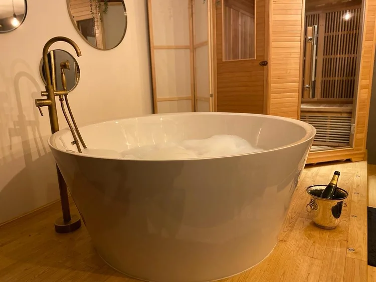 Bain moussant dans la baignoire ronde