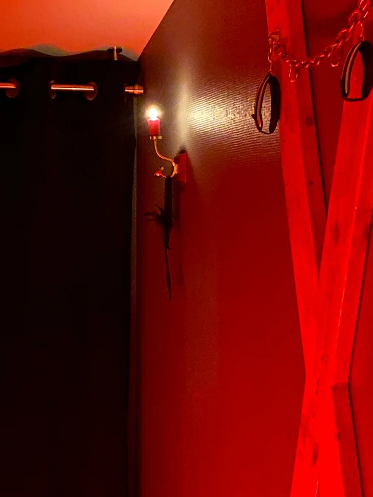 Bougies posées dans le couloir rouge