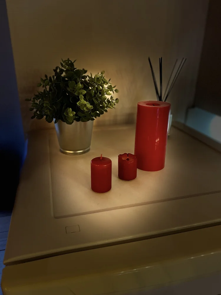 Bougies rouges sur le plan de travail