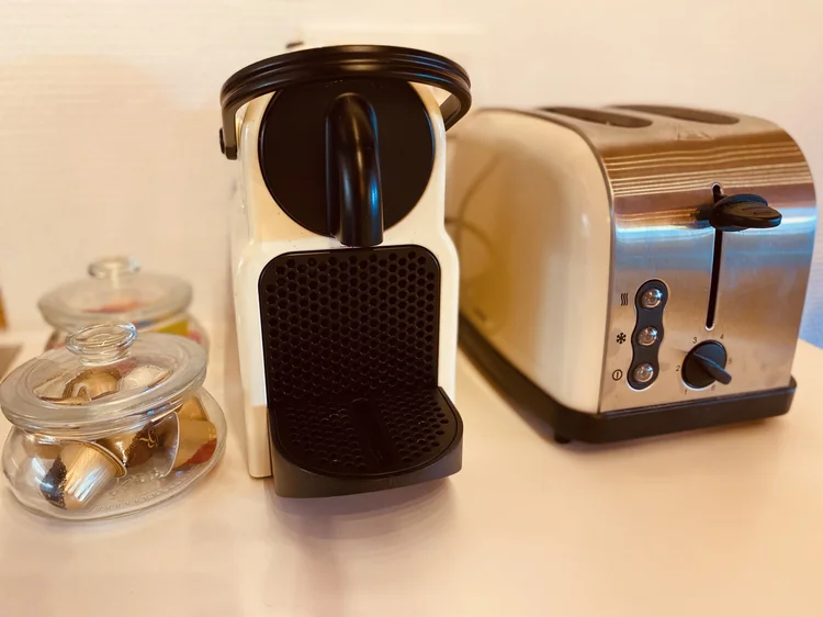 Machine Nespresso et grille-pain