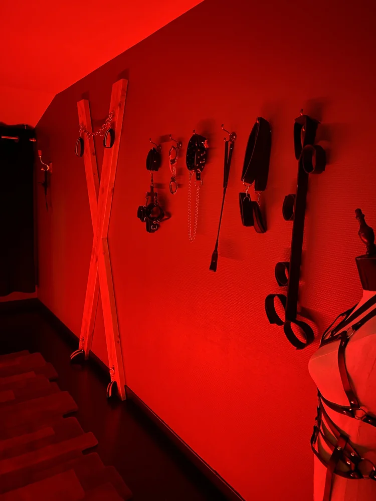 Le couloir rouge qui mène à la chambre secrète