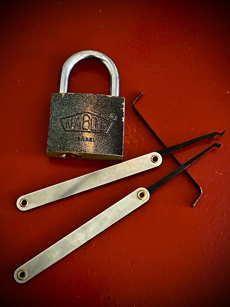 Cadenas et clés sur fond rouge
