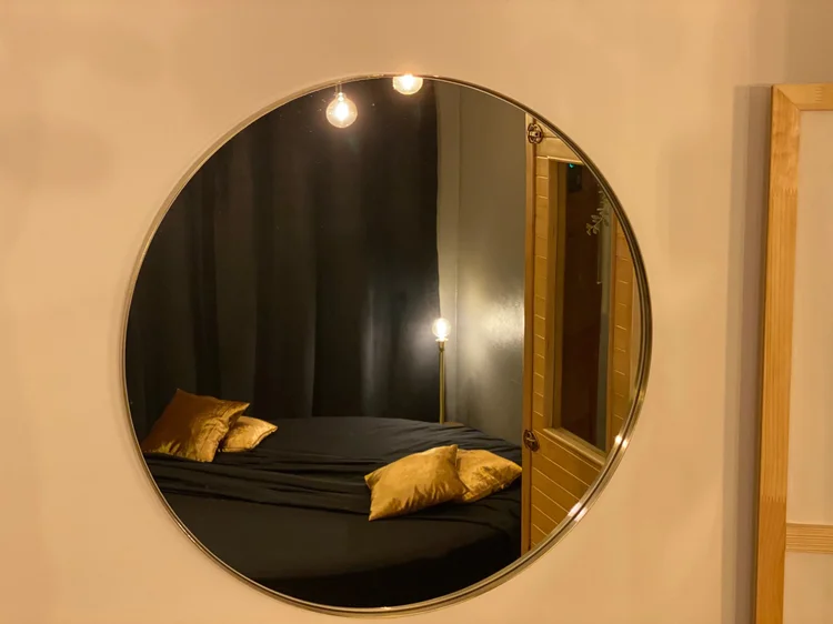 Le lit rond reflété dans un grand miroir
