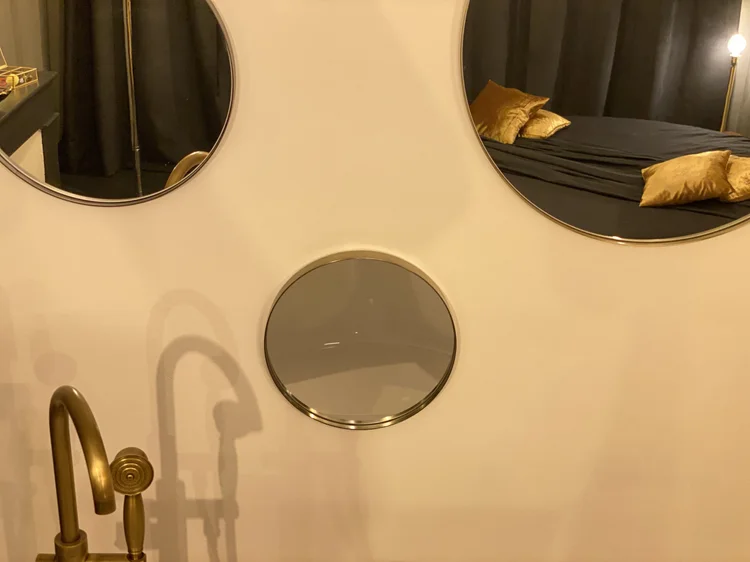 Miroir rond de la salle d'eau