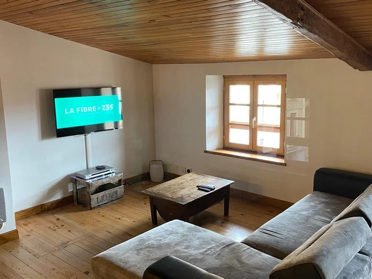 Le salon avec la télévision