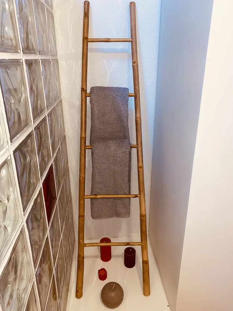 Serviettes dans la salle de bain