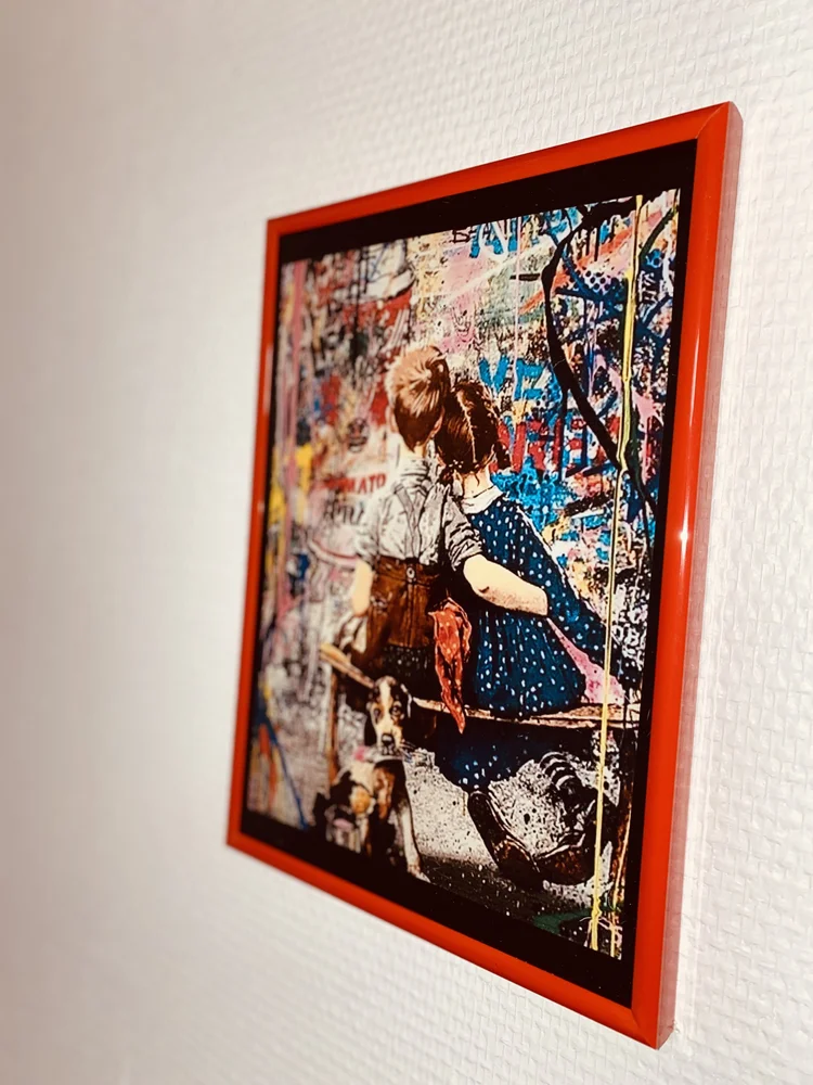 Toilettes décorées d'une œuvre façon Banksy