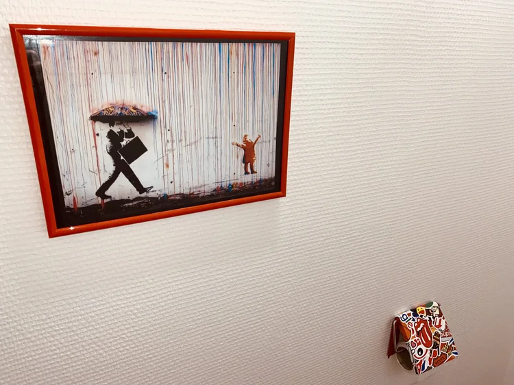 Toilettes décorées d'un pochoir façon Banksy