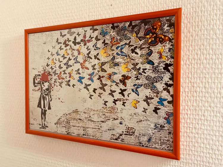 Pochoir façon Banksy dans les toilettes